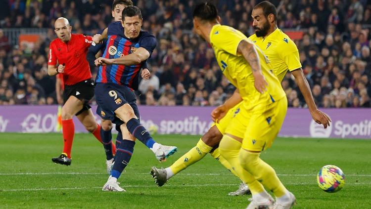 Robert Lewandowski mencetak gol di laga Barcelona vs Cadiz (20/02/23). (Foto: REUTERS/Albert Gea) - INDOSPORT