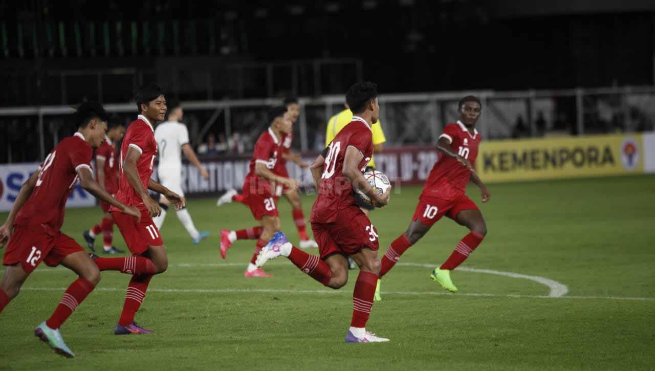Pertandingan antara Timnas Indonesia U-20 melawan Selandia Baru pada Turnamen Mini yang digelar PSSI sebagai persiapan Piala Asia U-20 2023 di Stadion GBK, Minggu (19/02/23). - INDOSPORT