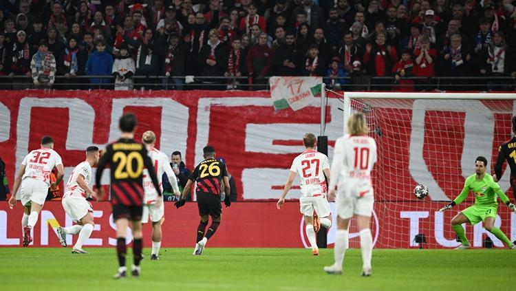 Riyad Mahrez mencetak golnya di laga RB Leipzig vs Manchester City (23/02/23). (Foto: REUTERS/Annegret Hilse) - INDOSPORT