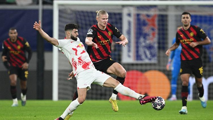 Josko Gvardiol berduel dengan Erling Haaland di laga RB Leipzig vs Manchester City (23/02/23). Foto: REUTERS/Annegret Hilse.