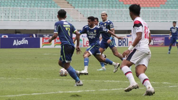 Ricky Kambuaya di laga Persib Bandung vs Arema FC, pada pekan ke-26 Liga 1 2022-2023 di Stadion Pakansari, Bogor, Kamis (23/02/23).