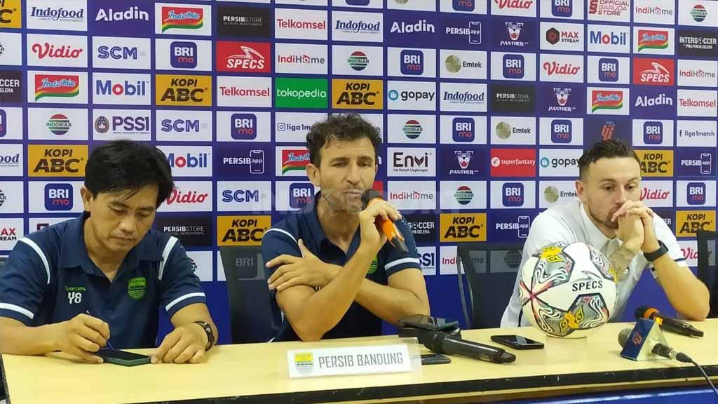 Pelatih Persib, Luis Milla (tengah).