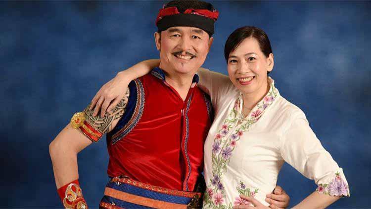 Mantan Pebulu tangkis China Huang Hua bersama Suaminya Tjandra. (Foto: Dok. Tjandra) - INDOSPORT