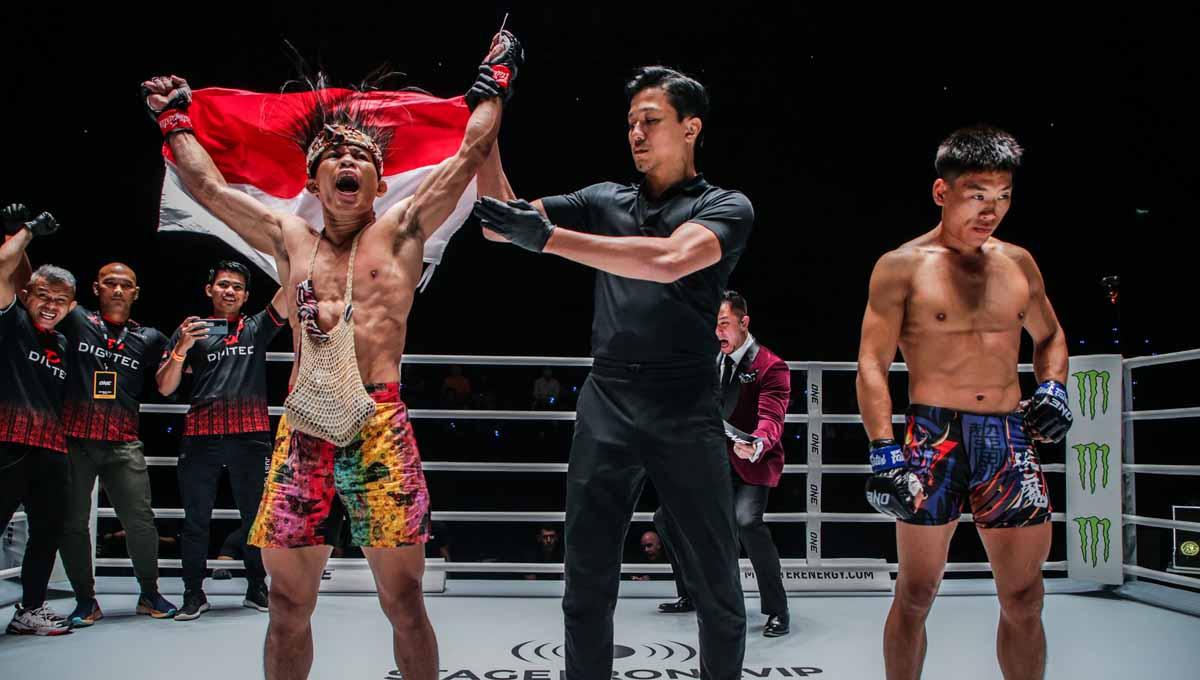 Petarung Indonesia Adrian Mattheis melawan Zelang Zhaxi di laga MMA One night fight 7. (Foto: onechampionship) - INDOSPORT