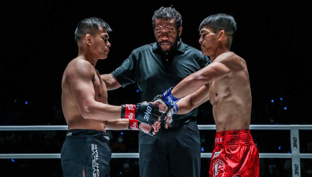 Petarung Indonesia Eko Roni Saputra melawan Danny Kingad di laga MMA One night fight 7. (Foto: onechampionship)