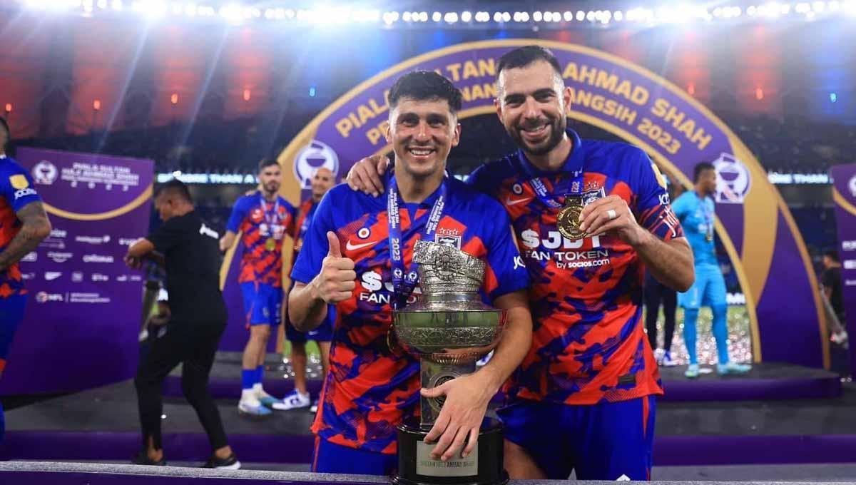 Jordi Amat bersama pemain JDT saat juara di Piala Sumbangsih. (Foto: Twitter @OfficialJohor)