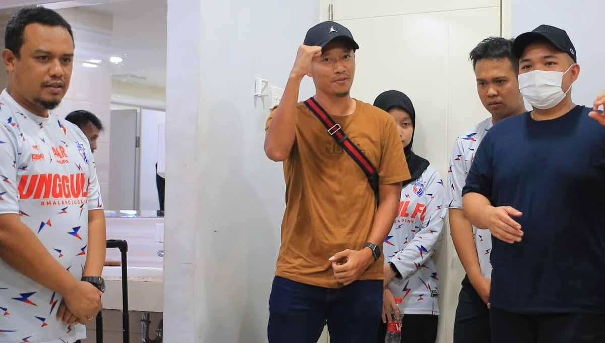 Pemain Arema FC, Dendi Santoso berikan motivasi untuk tim futsal Malang, Unggul FC. (Foto MO Unggul FC)