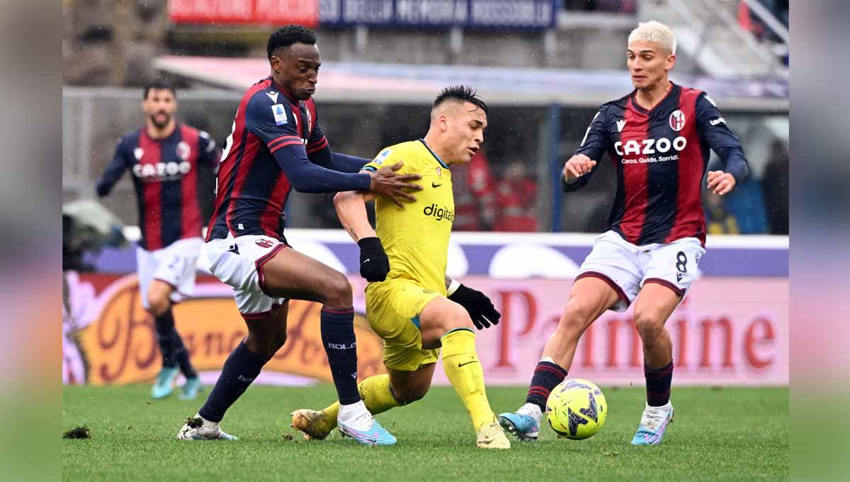 Pemain Inter Milan, Lautaro Martinez berusaha menghindar dari hadangan pemain Bologna Jhon Lucumi dan Nicolas Dominguez pada laga Serie A Italia, Minggu, (26/02/23). (Foto: REUTERS/Alberto Lingria)