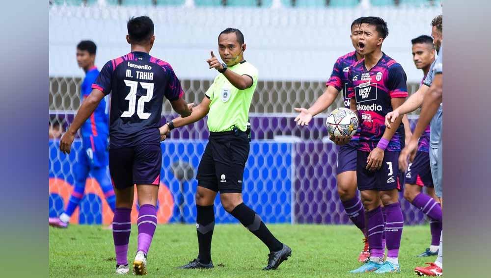 Pertandingan pada BRI Liga 1 antara RANS Nusantara vs Persebaya Surabaya di Stadion Pakansari Bogor, Cibinong, Selasa (28/02/23). (Foto: Instagram@rans.nusantara)