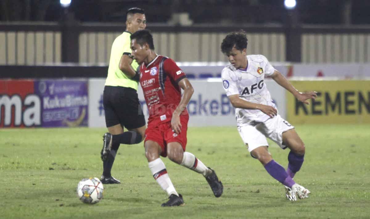 Evan Dimas (kiri) saat pertandingan Liga 1 pekan ke-27 antara Arema FC vs Persik Kediri di Stadion PTIK, Jakarta, Selasa (28/02/23).