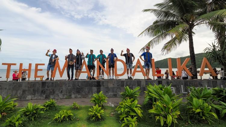 Pembalap WSBK ikut karnaval budaya di Lombok, NTB jelang balapan di Sirkuit Mandalika - INDOSPORT