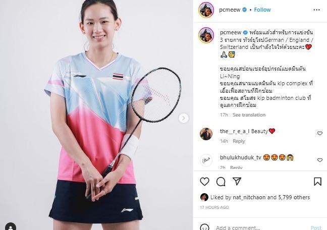 Pornpawee Chochuwong pamer jersey model terbaru jelang German Open, All England, dan Swiss Open 2023. Copyright: instagram @pcmeew