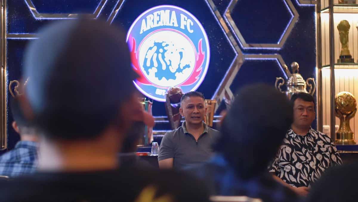 Komisaris Utama Arema FC, Iwan Budianto bertemu Aremania. (Foto: MO Arema FC)