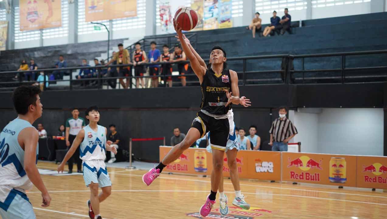 Turnamen bola basket antar SMA/Sederajat, Red Bull Basketball Championship 2023 seri Jawa Timur resmi bergulir mulai Sabtu (04/03/23) hingga Senin (06/03/23).