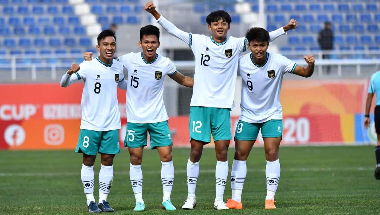 Hokky Caraka (paling kanan) mencetak gol kemenangan dalam pertandingan antara Timnas Indonesia U-20 vs Suriah U-20 pada laga AFC U20 Asian Cup di Stadion Lokomotiv (Toshkent (Tashkent)), Sabtu (04/03/23). (Foto: PSSI) - INDOSPORT