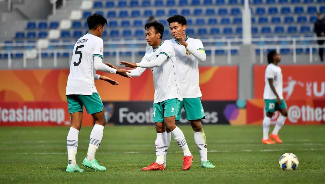 Selebrasi para pemain Timnas Indonesia U-20 saat melawan Suriah U-20 pada laga AFC U20 Asian Cup di Stadion Lokomotiv (Toshkent (Tashkent)), Sabtu (04/03/23). (Foto: PSSI)
