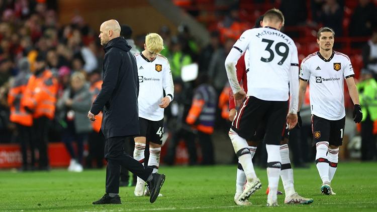 Erik ten Hag dan para pemain Manchester United tertunduk lesu usai digilas Liverpool (05/03/23). (Foto: REUTERS/Carl Recine)