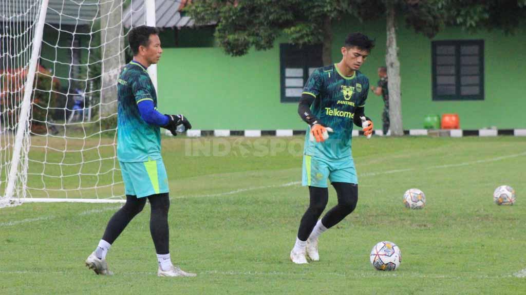Penjaga gawang Persib, I Made Wirawan dan Fitrul Dwi Rustapa saat latihan di Lapangan Pusdikpom, Kota Cimahi, Senin (06/03/23). Foto: Arif Rahman/Indosport.