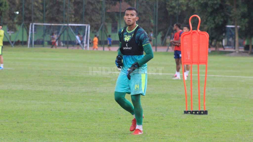 Penjaga gawang Persib Bandung di Liga 1, Teja Paku Alam, saat latihan di Lapangan Pusdikpom, Kota Cimahi, Senin (06/03/23).