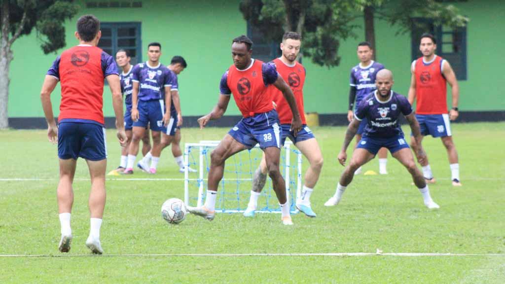 Bek Persib Bandung, Victor Igbonefo (tengah) saat latihan di Lapangan Pusdikpom, Kota Cimahi, Senin (06/03/23).