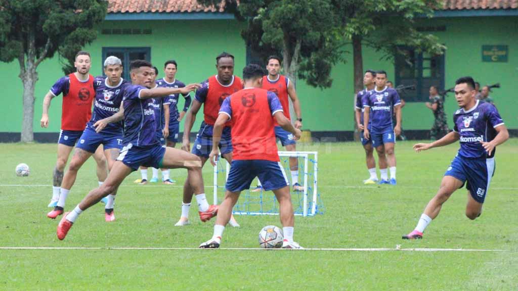 Persib latihan di Lapangan Pusdikpom, Kota Cimahi, Senin (06/03/23).