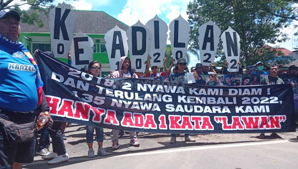 Aremania menyampaikan 6 tuntutan dalam aksi ke Kejari Kabupaten Malang untuk menyikapi proses hukum Tragedi Kanjuruhan. - INDOSPORT