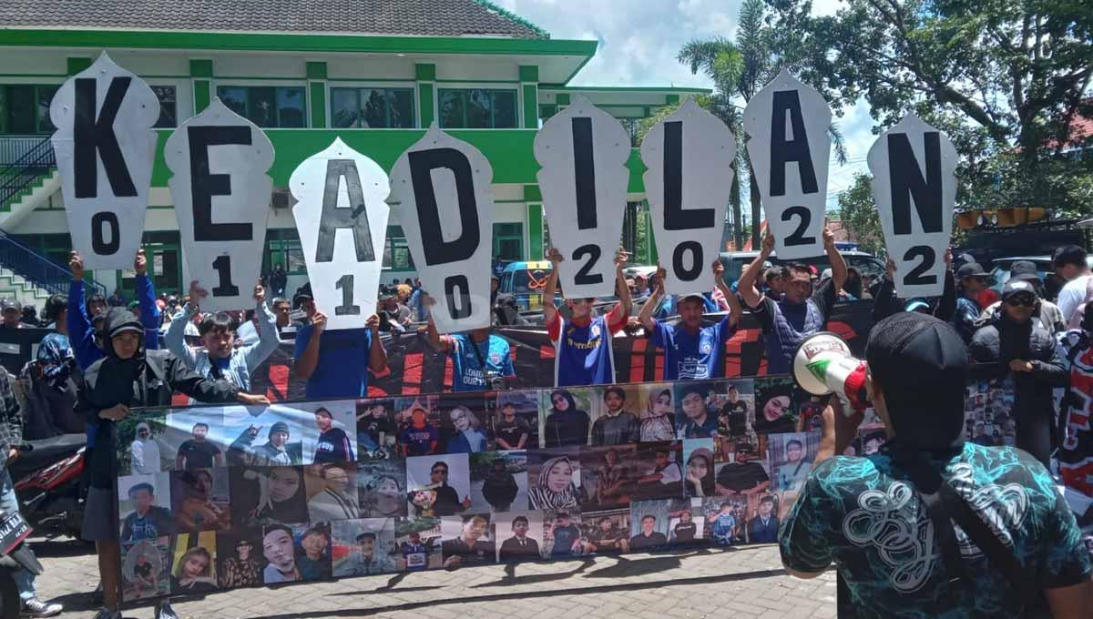 Aremania menyampaikan 6 tuntutan dalam aksi ke Kejari Kabupaten Malang untuk menyikapi proses hukum Tragedi Kanjuruhan. Foto: Ian Setiawan/INDOSPORT. - INDOSPORT