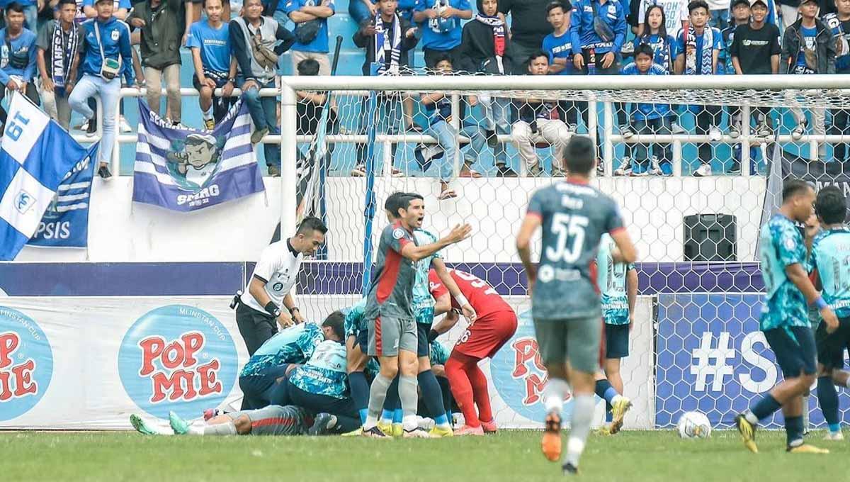 Pemain Madura United, Ricky Ariansyah tiba-tiba tak sadarkan diri pada laga Liga 1 antara PSIS Semarang vs Madura United di Stadion Jatidiri (Semarang), Selasa (07/03/23). (Foto: Instagram@psisfcofficial)