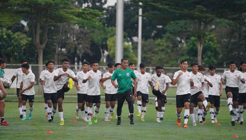 Timnas Indonesia U-22 asuhan Indra Sjafri pada sesi latihan di Senayan, Sabtu (08/03/23). (Foto: PSSI) - INDOSPORT