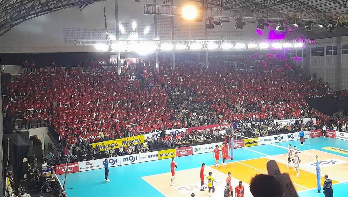 Ribuan suporter Jakarta STIN BIN saat memadati final four Proliga 2023 di Sritex Arena Solo, Kamis (9/3/22).