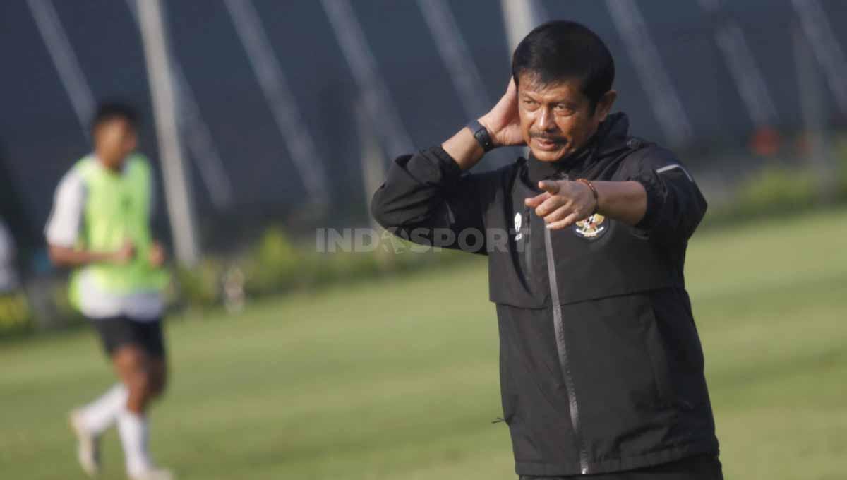 Indra Sjafri memimpin latihan pemain Timnas Indonesia U-22 pada TC Tahap Kedua sebagai persiapan SEA Games 2023 di Lapangan B Senayan, Jakarta, Sabtu (11/03/2023). - INDOSPORT