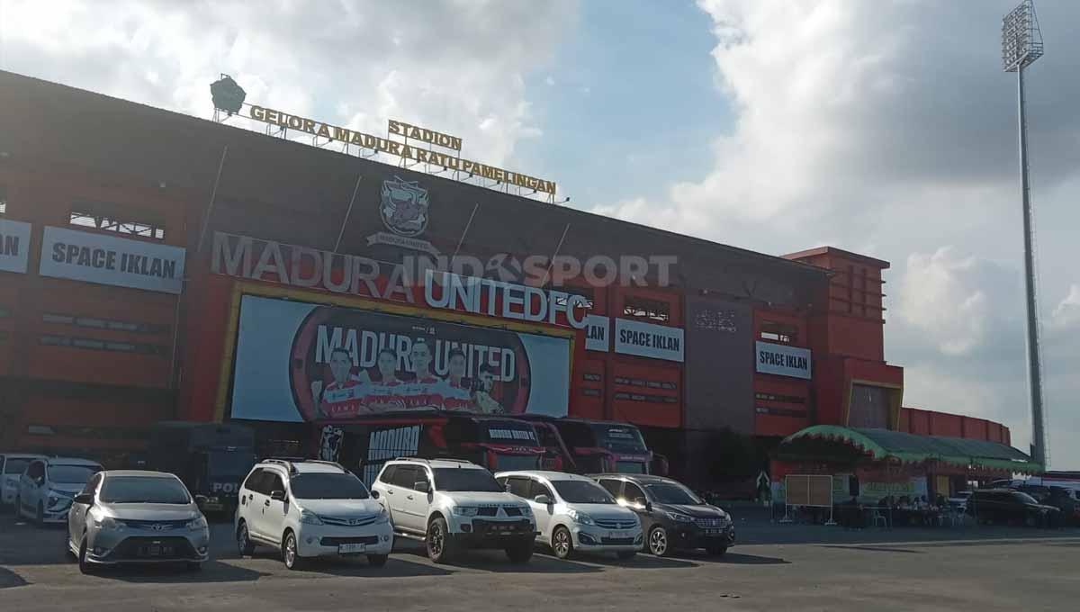 Status tanpa penonton membuat suasana Stadion Gelora Ratu Pamelingan seperti bukan pertandingan, tapi hanya menggelar latihan tim.