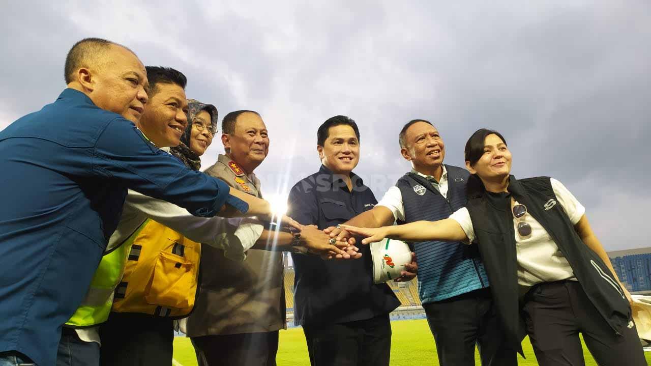 Rombongan PSSI, Kemenpora dan PUPR meninjau kondisi Stadion Si Jalak Harupat, Kabupaten Bandung, Sabtu (11/03/23). Namun, FIFA merilis bahwa Piala Dunia U-20 2023 batal digelar di Indonesia. - INDOSPORT