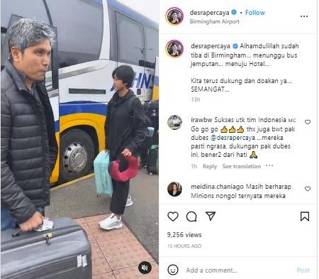 Desra Percaya bingung cari Kevin/Marcus di penyambutan kontingen Indonesia untuk All England 2023. Copyright: instagram @desrapercaya