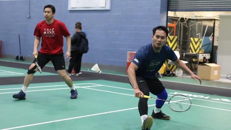 Jelang berlangsungnya Badminton Asia Championships (BAC) 2023, Leo Rolly Carnando berlatih dengan Mohammad Ahsan menggunakan net imajiner.