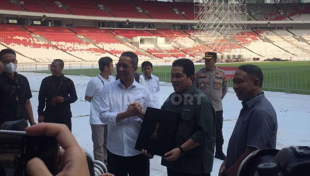 Erick Thohir dan Zainudin Amali saat memantau kondisi Stadion Geloga Bung Karno. - INDOSPORT