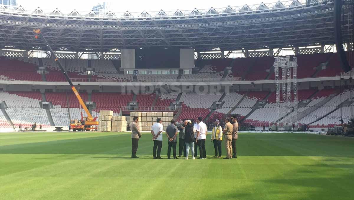 Erick Thohir dan Zainudin Amali saat memantau kondisi Stadion Utama Geloga Bung Karno.