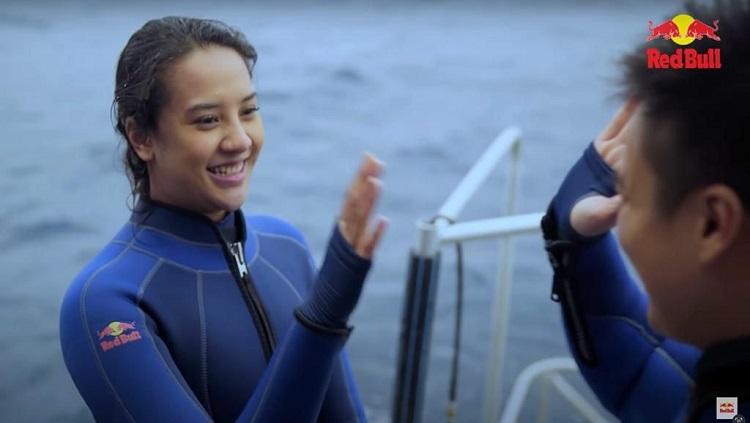 Selebriti Anya Geraldine dan Baim Wong melakukan extreme sports, menyelam atau diving di tengah kepungan hiu putih di Port Lincoln, Australia.