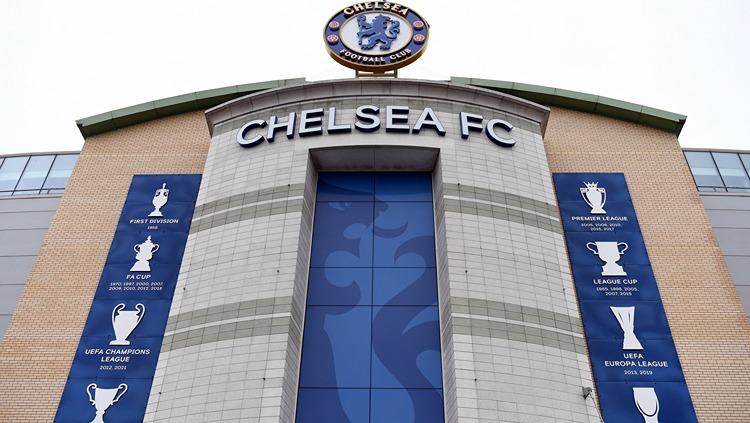 Logo Chelsea di depan Stadion Stamford Bridge. (Foto: REUTERS/Tony Obrien)