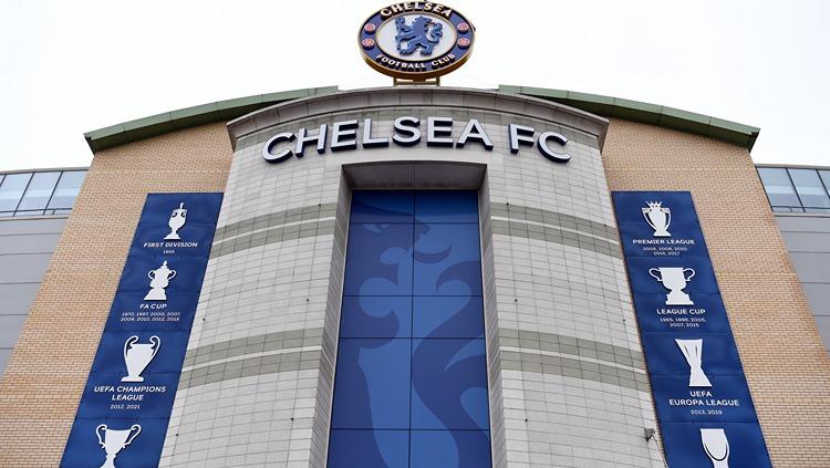 Logo Chelsea di depan Stadion Stamford Bridge. (Foto: REUTERS/Tony Obrien) - INDOSPORT