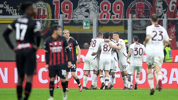 Para pemain Salernitana merayakan gol Boulaye Dia ke gawang AC Milan (14/03/23). (Foto: REUTERS/Daniele Mascolo) - INDOSPORT