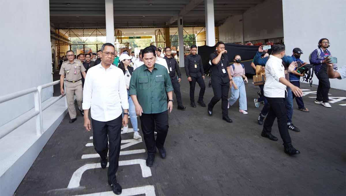 Ketua Umum PSSI, Erick Thohir saat meninjau Stadion Gelora Bung Karno. (Foto: PSSI) - INDOSPORT