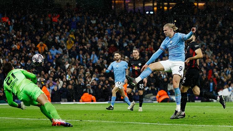 Erling Haaland mencetak gol keduanya di laga Manchester City vs RB Leipzig (15/03/23). (Foto: Reuters/Jason Cairnduff) - INDOSPORT