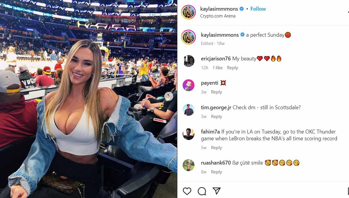 Kayla Simmons adalah atlet professional voli dari Amerika Serikat. Namun sebagian besar ketenarannya berasal dari OnlyFans dan foto-foto seksi di instagram.
