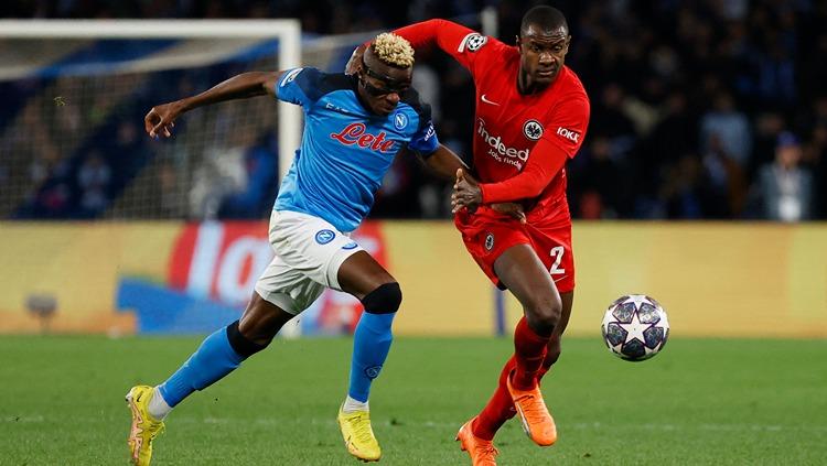 Victor Osimhen (kiri) berduel dengan Evan Ndicka di laga Napoli vs Eintracht Frankfurt (16/03/23). (Foto: REUTERS/Ciro De Luca) - INDOSPORT