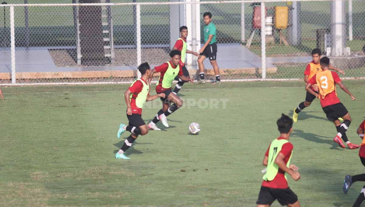 Timnas Indonesia U-22 menggelar internal game pada TC Tahap Kedua sebagai persiapan SEA Games 2023 di Lapangan B, Senayan, Jakarta, Kamis (16/03/2023).