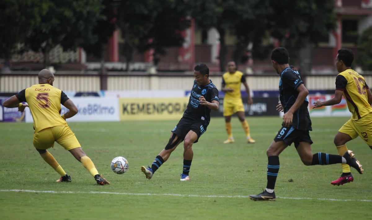 Pertandingan Liga 1 antara Arema FC vs Persikabo 1973 di Stadion PTIK, Jakarta, Minggu (19/03/23).