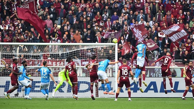 Victor Osimhen menanduk bola yang berbuah gol di laga Torino vs Napoli (19/03/23). (Foto: REUTERS/Massimo Pinca) - INDOSPORT