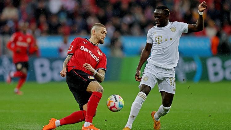 Sadio Mane (kanan) berduel dengan Robert Andrich di laga Bayer Leverkusen vs Bayern Munchen (19/03/23). (Foto: REUTERS/Thilo Schmuelgen)