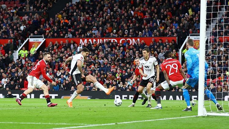 Aleksandar Mitrovic mencetak gol di laga Manchester United vs Fulham (19/03/23). (Foto: REUTERS/Carl Recine) - INDOSPORT